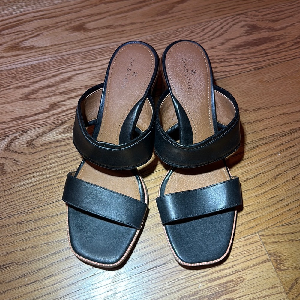 NWOT. Woman’s Caslon open toed thick heels. Size 8.